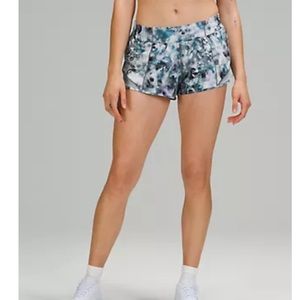 Lululemon Hotty Hot Low-rise 2.5 lined short Kaleidofloral never worn size 8